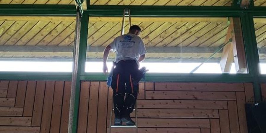 Glasreinigung Sporthalle